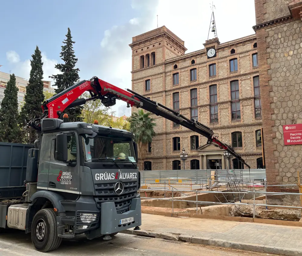 Grúas para montar estructuras temporales | Grúas Álvarez
