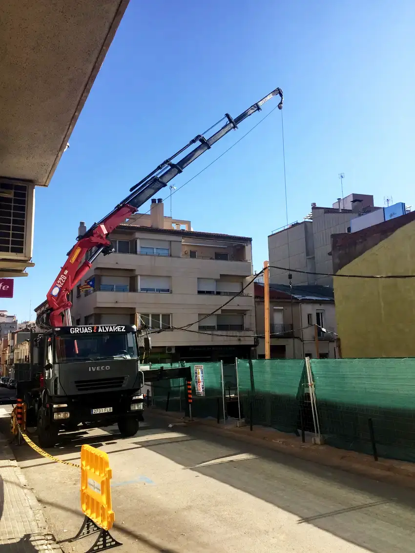 Vehículos con grúa para construcción Barcelona | Grúas Álvarez Vehículos con grúa para construcción Barcelona | Grúas Álvarez